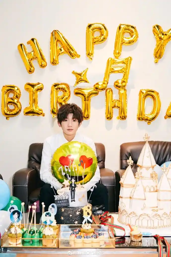 王源迎18岁成人生日 王俊凯易烊千玺齐送祝福感情好