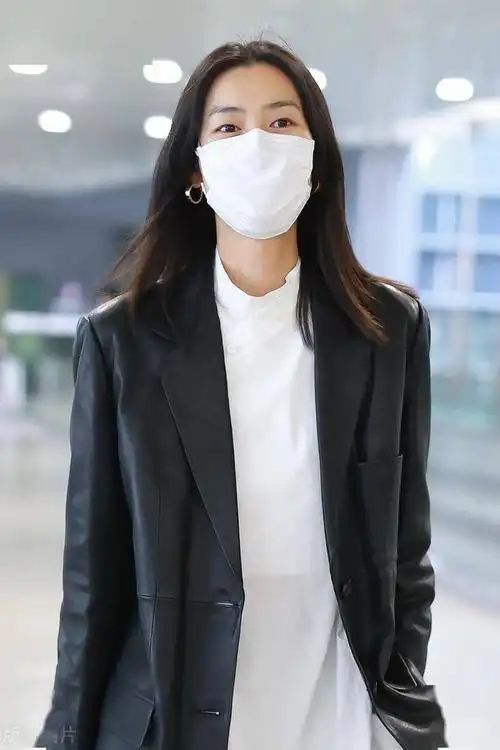 大表姐刘雯穿白衬衣搭黑皮衣现身机场搭配高级简单又时髦