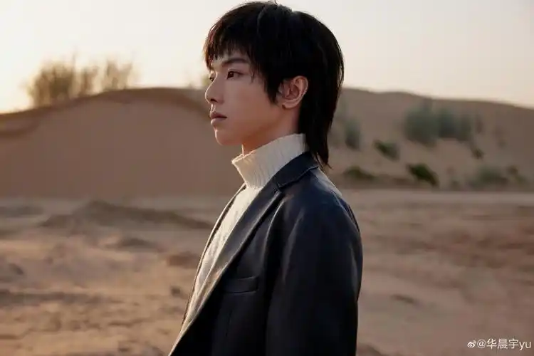 歌手华晨宇受邀鄂尔多斯炽爱大秀用柔软温暖迎接春暖花开