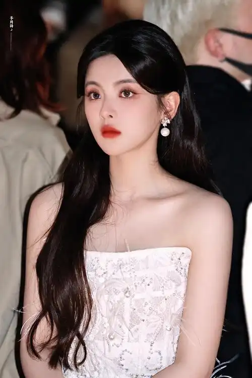 #杨超越钉珠蕾丝裙##杨超越上海时装周#