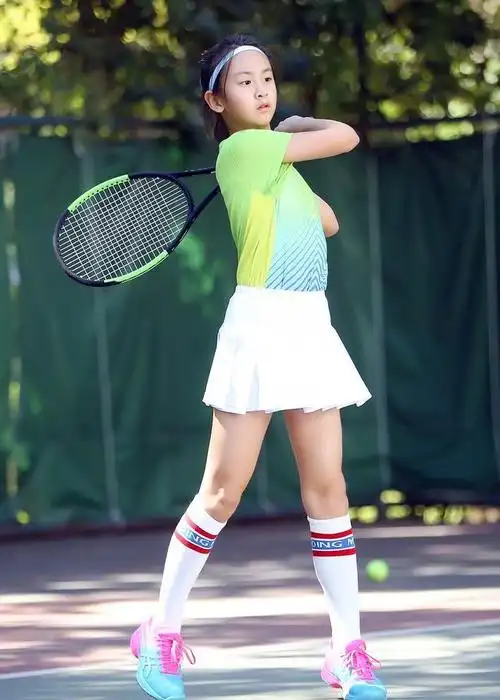 这才是小女孩模样!11岁森碟穿白色运动服配黑裤追星,童真接地气