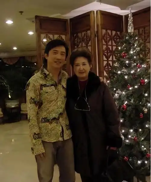 秦昊老婆跑韩国打水光针56岁伊能静满脸针眼感慨真的很痛