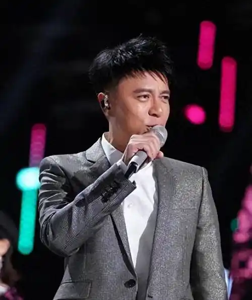 李克勤50岁妻子被曝怀三胎,每月还60万房贷,自曝经济压力有点大_香港