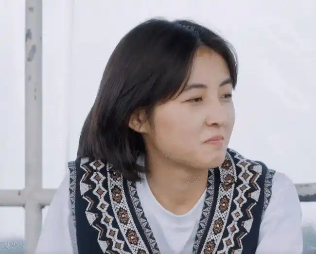 张艺兴录节目推荐管理书,看到张子枫表情,才知区别