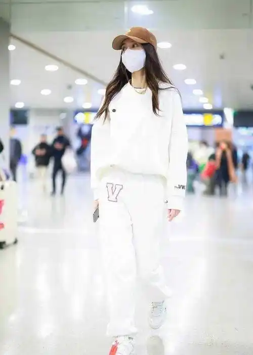 angelababy离婚后衣品飙升,穿白色运动套装,简约大方