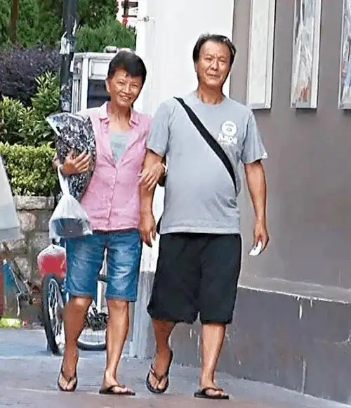 迷死人的李修贤肚凸头秃, 和老婆路边抽烟, 远看像2个男人!