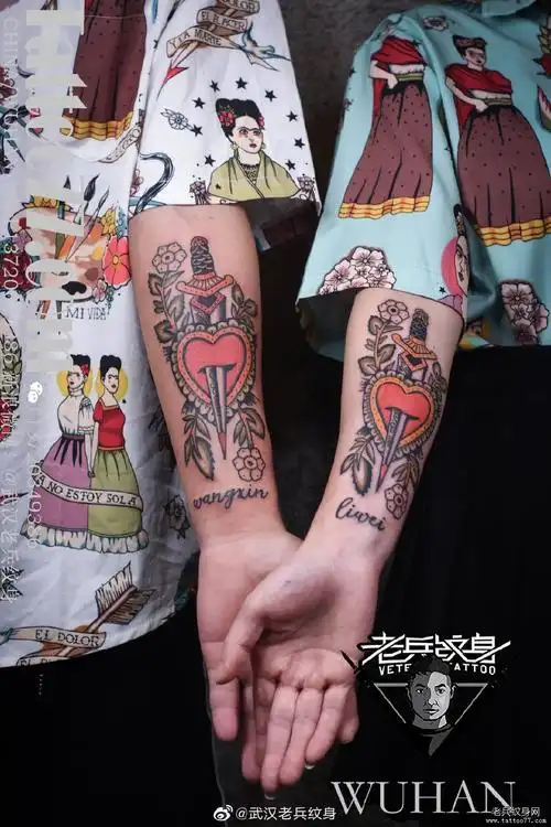 情侣彩色爱心匕首纹身作品