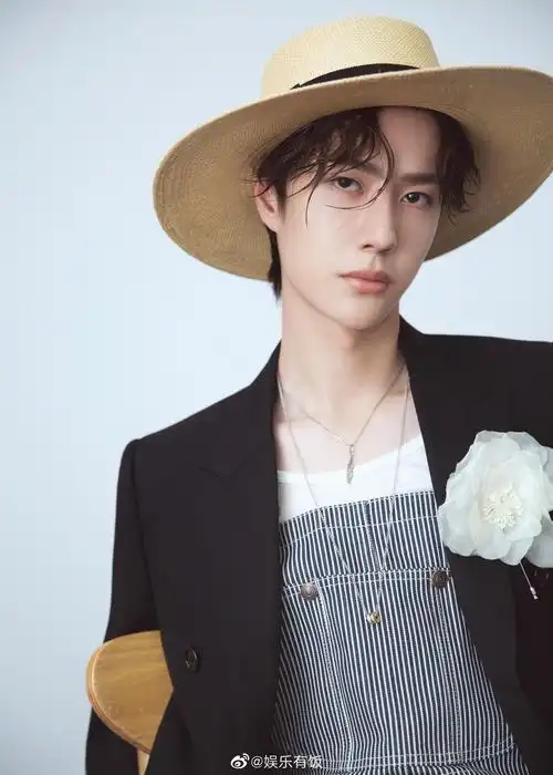 uniq-王一博 亮相,复古休闲条纹背带裤搭配草帽