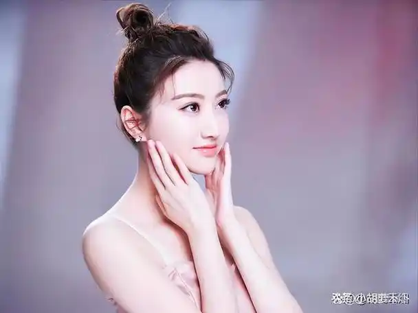 有一种"野蛮"叫景甜的安全裤,造型一言难尽,网友直呼太大胆!