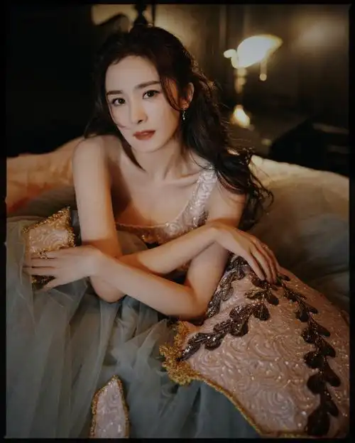 杨幂的湖南卫视跨年晚会造型