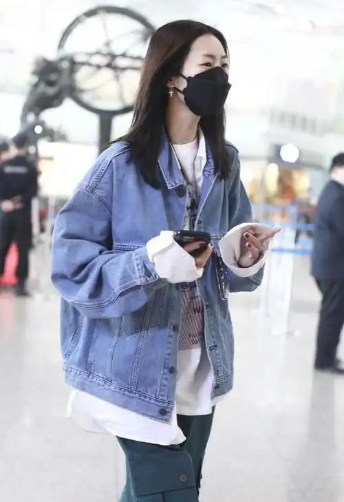 近日,国际超模刘雯现身北京机场,身穿一件牛仔外套,展现出潇洒随性的