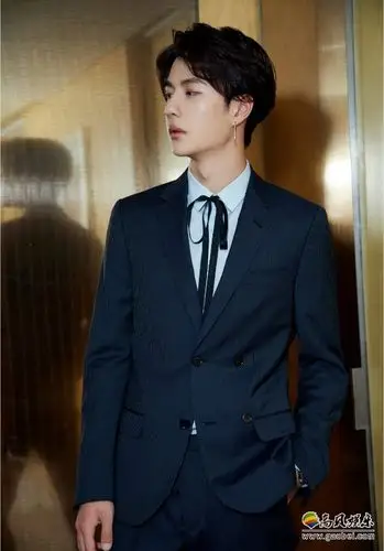 王一博笔挺西装优雅亮相心赏之夜俊朗挺拔绅士范儿十足