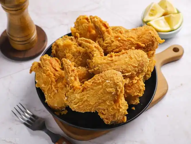 肯德基炸鸡怎么做(自制肯德基脆皮炸鸡:色泽金黄,外酥里嫩,馋哭隔壁