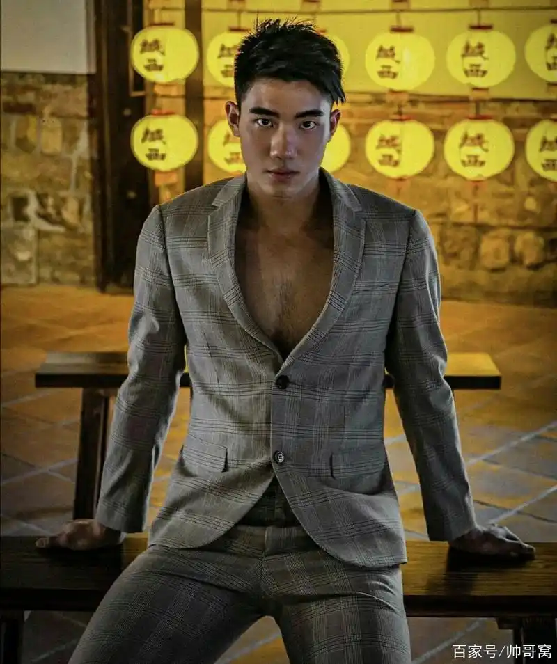 性感有气质的24岁小哥哥,有胸毛的男生看起来更有男人味!