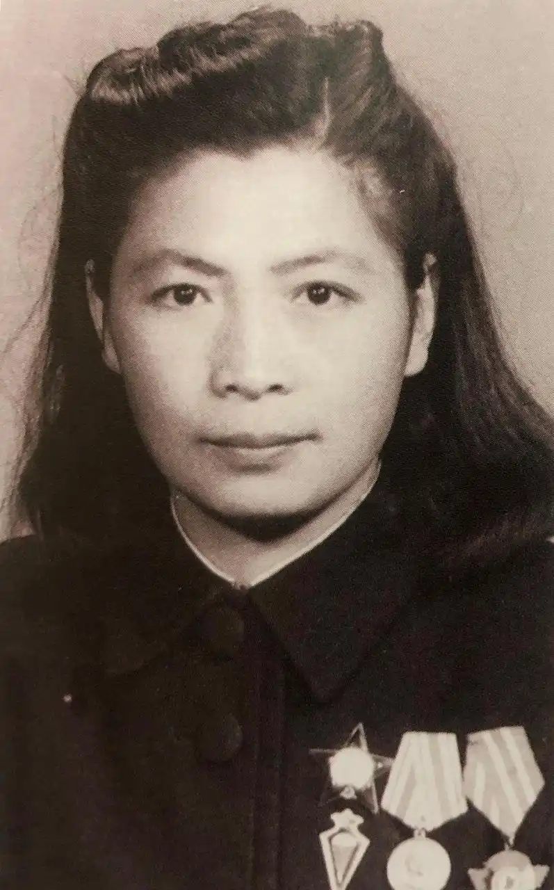 1952年王一知(周保中夫人,1916.12.23-1987.11.26)肖像照,她佩戴红星