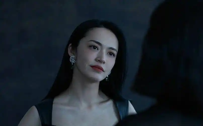 姚晨拍戏间歇玩抓娃娃,穿塑形衣展曼妙曲线,不忘炫耀:成功领回一位新