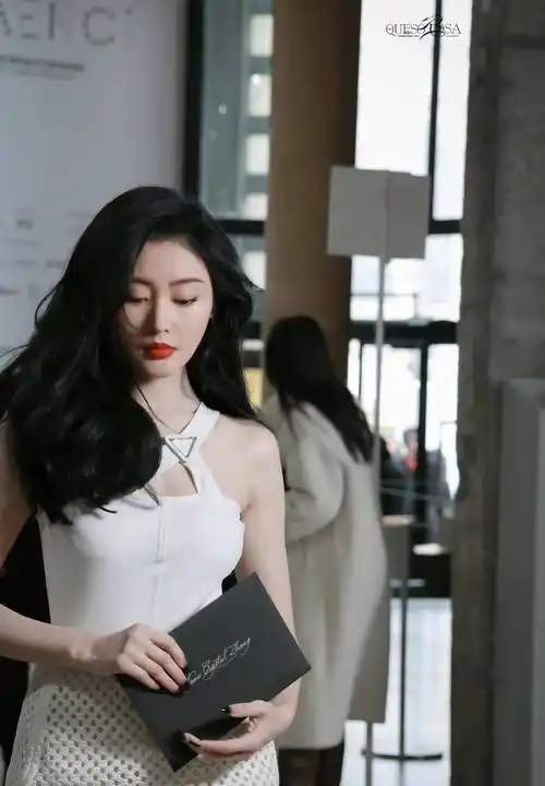 张天爱的巴黎白裙看起来好甜美,大波浪卷发优雅大气,迷人又时尚_造型