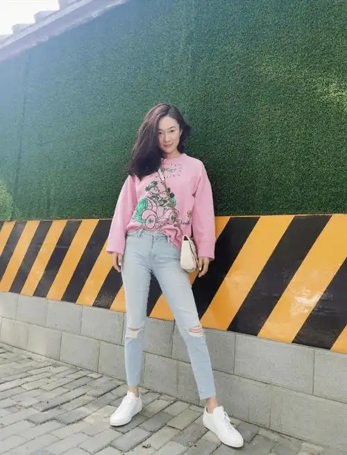 路人在人群中拍到霍思燕,穿白裙白鞋清纯如校花,就身高是真实矮_显得