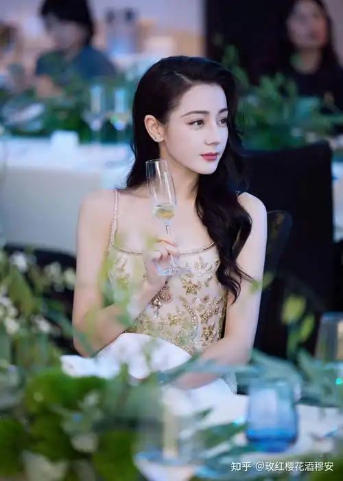 如何评价艺人迪丽热巴的颜值