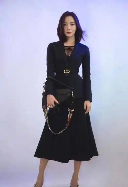 王珞丹虽然瘦却不柴,穿西装裙秀出好身材,一双大长腿看着都心动_女性