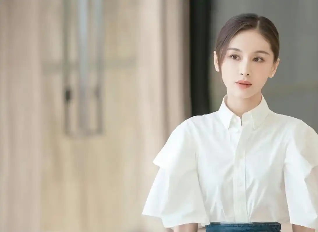 《甜小姐与冷先生》定档5月8号,讲述了身兼数职的孟好恬(王子文 饰)在