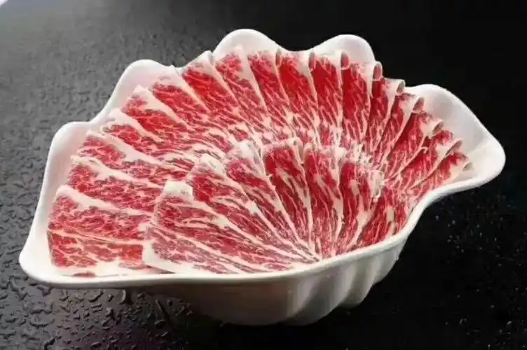 红润的色泽,精美的摆盘,羊肉当然是吃火锅不可缺少的.