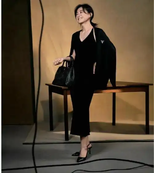 42 岁贾玲穿深 v 背心裙:她目前已从顶流手里抢到饭碗