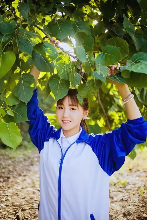 穿校服的漂亮女生