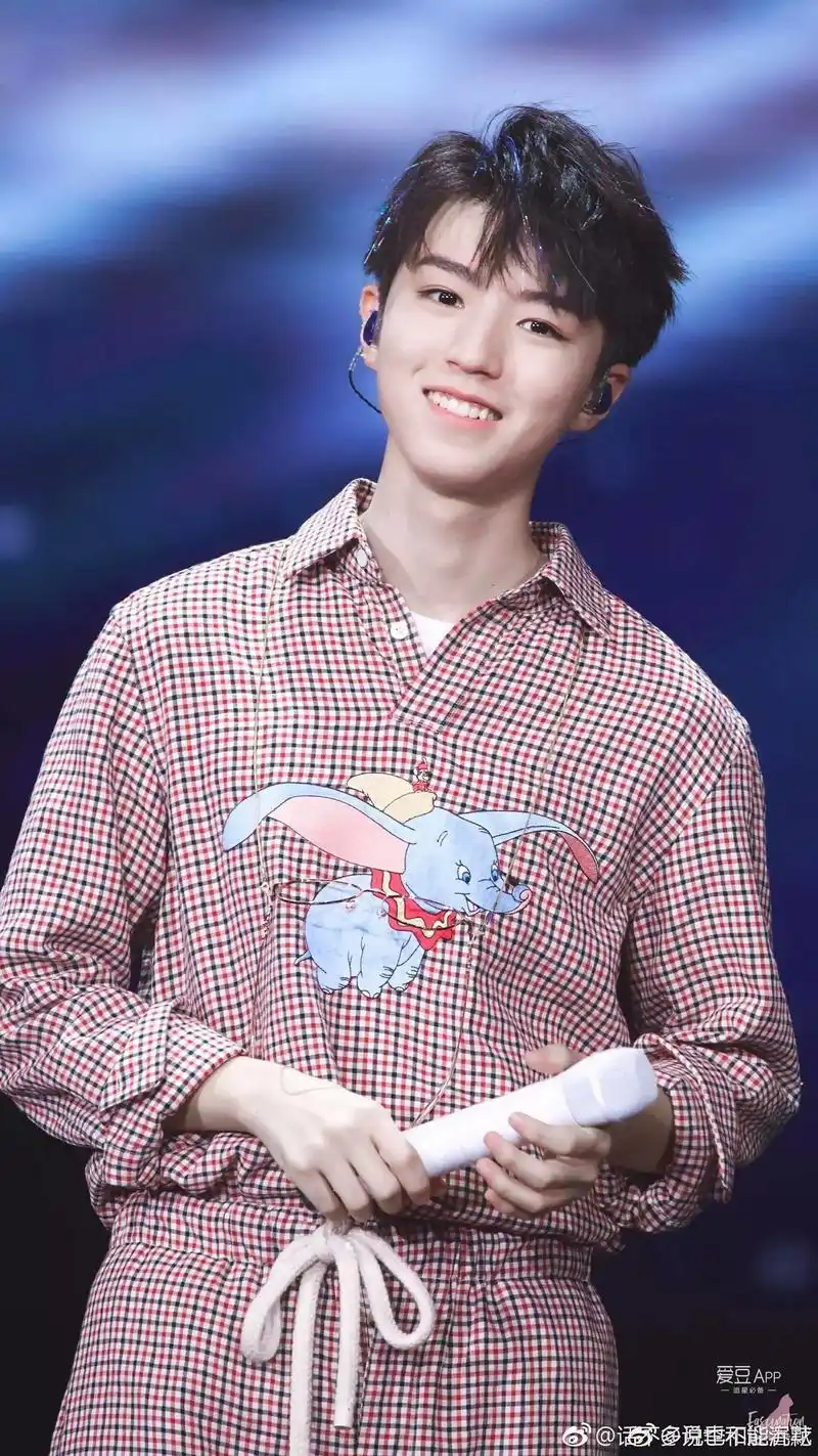果然王俊凯就是我们的小太阳,笑容灿烂,温暖着我们每一个人,带给我们