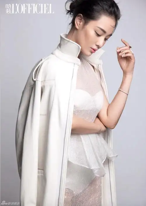 张馨予水下性感迷幻大片曝光 柔美变身美人鱼