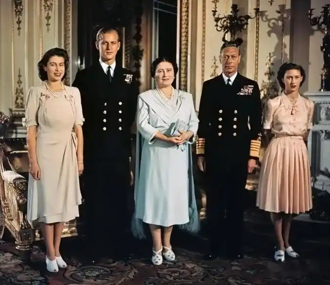 英女王身高162,却从不穿"恨天高",鞋跟不超过5公分,依然优雅