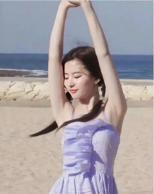 然而,之前有许多人声称刘亦菲是依靠"包养"才得到如此丰厚的资源和