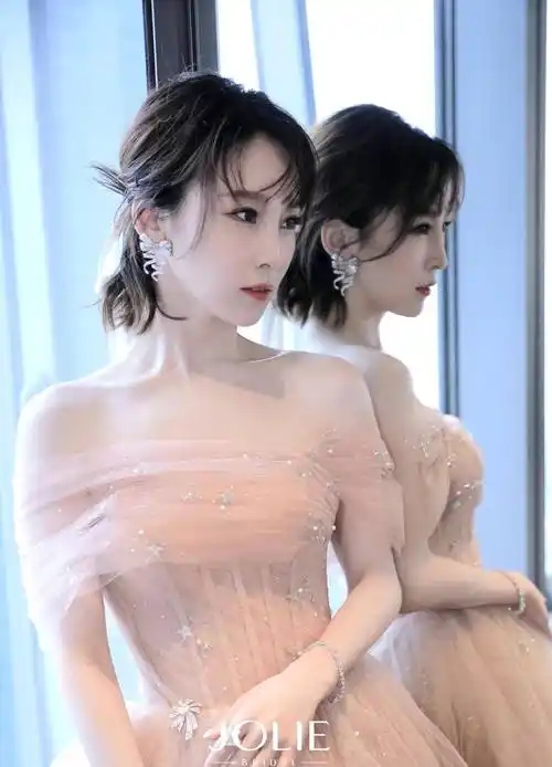 谢楠长发扎成两半,搭配一字肩粉色薄纱裙,柔软又甜美!