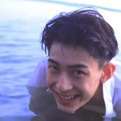 阳光干净男生侧面头像 暖男帅气侧面图片 - 男生头像 - 潮人个性网