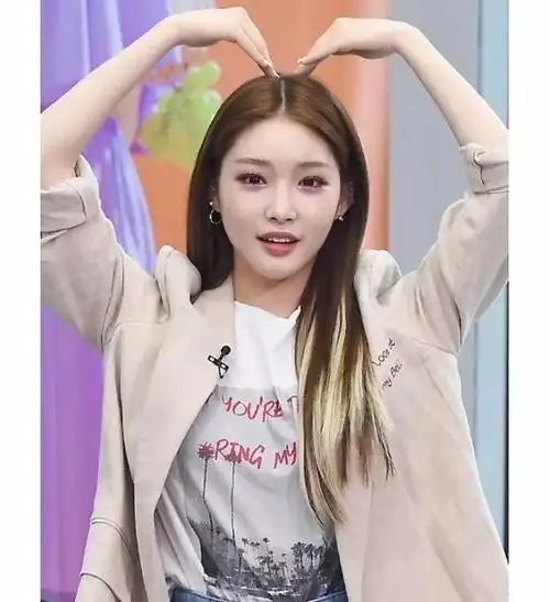 基本款:头顶比心"不就是比个心吗?