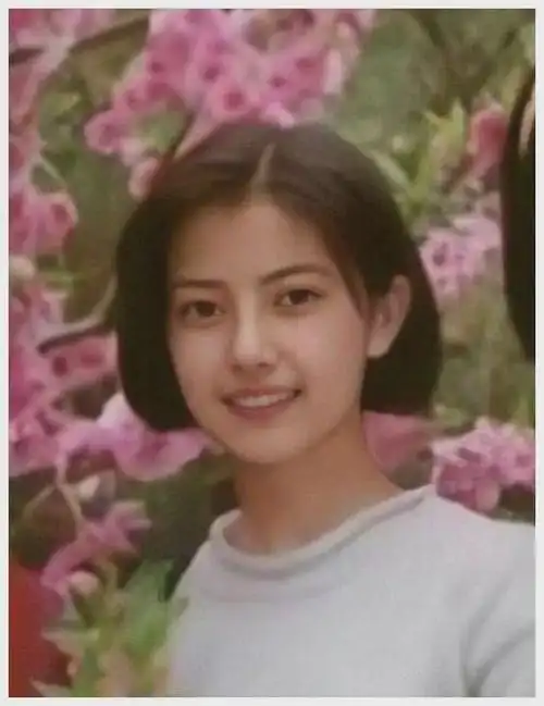 但不可否认的是高圆圆的五官基本没有什么变化,看小时候就出落得亭亭