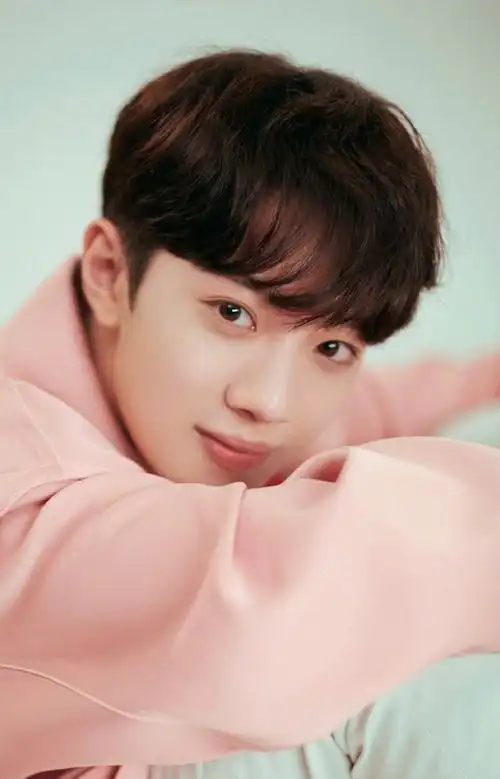 赖冠霖帅气清新写真图片,帅哥男生-可爱美图