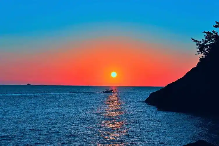 蓝色唯美海边日出日落背景图片