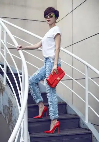 67金巧巧不愧是豪门阔太短t恤搭配洞洞裤贵妇气质太出众