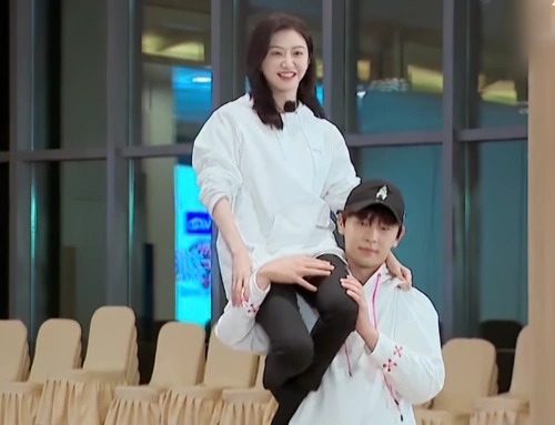 邓伦把景甜扛在肩上有谁注意他的手是咋放的暴露男明星素质