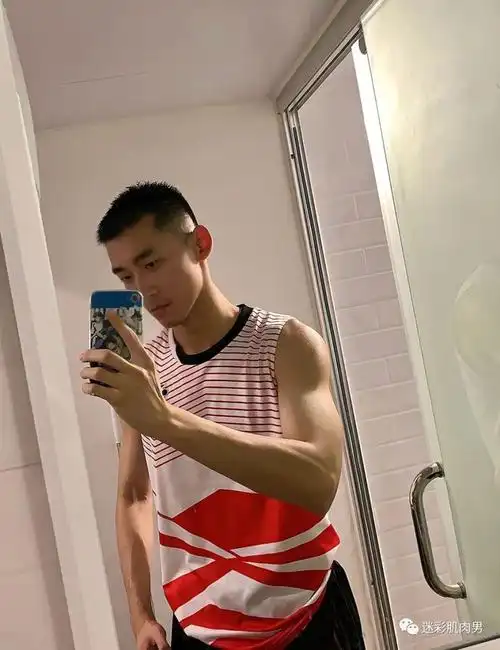 脱衣自拍的寸头小哥太帅了,这样的当男友太可!