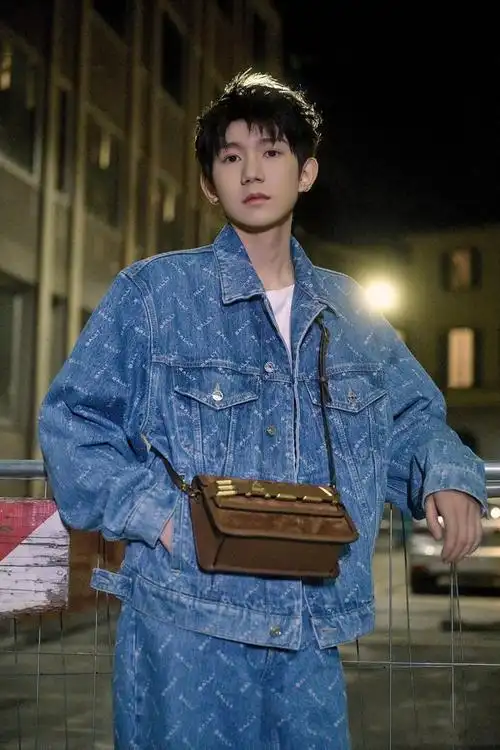 王源米兰时装周bally看秀造型!蓝色牛仔套装青春活力