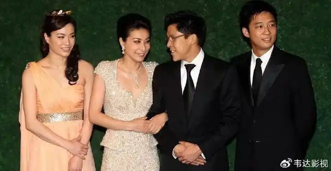 霍震霆一句"下嫁"展现了郭晶晶在霍家的地位,郭晶晶的婚礼自然也是不