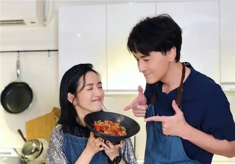 回忆一下子就涌上了心头,照片中的郑元畅和林依晨,两个人今年是同岁的