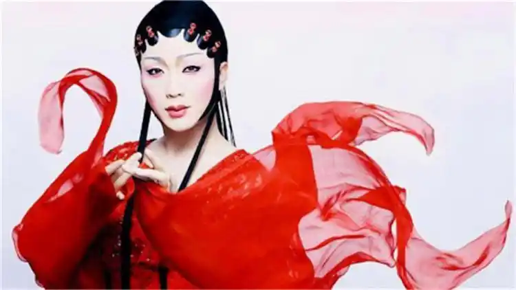 李玉刚竟挑战腾格尔!穿女装妩媚翻唱《鸿雁》,开嗓惊艳四座!