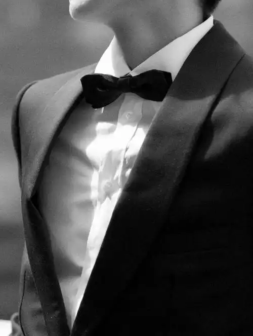 王源禁欲系列大放送 肩宽到扣子都要绷开了