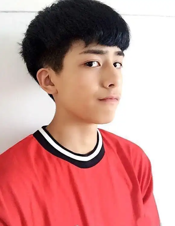 从小帅到大!宋威龙旧照曝光模样青涩侧颜俊朗