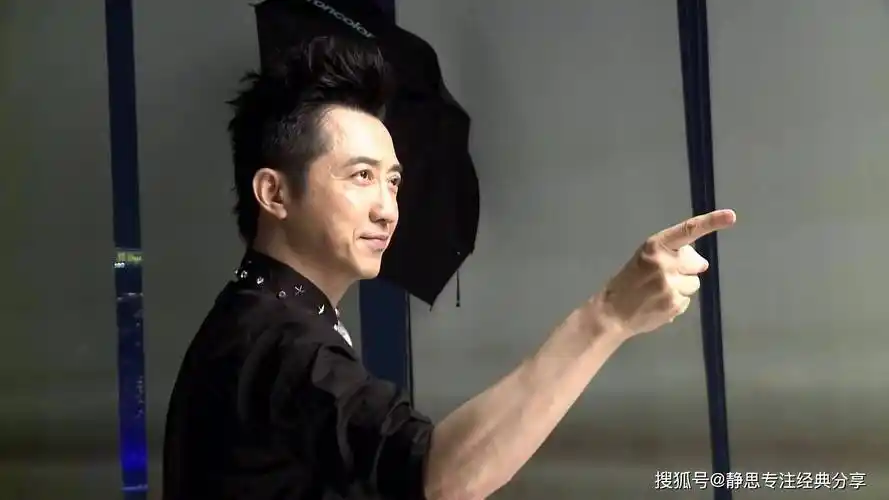 庾澄庆是集创作歌曲加演奏演唱的全能歌手,他被誉为音乐界老顽童_专辑