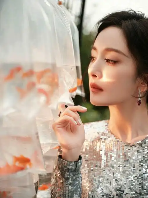 杨幂银色写真大胆露背晚礼服气质太顶了