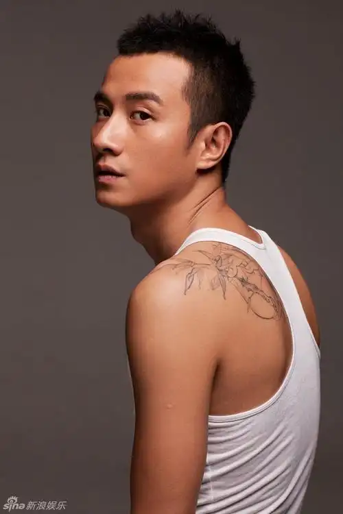 男星闪耀 - 小文同学的纹身挺抢眼